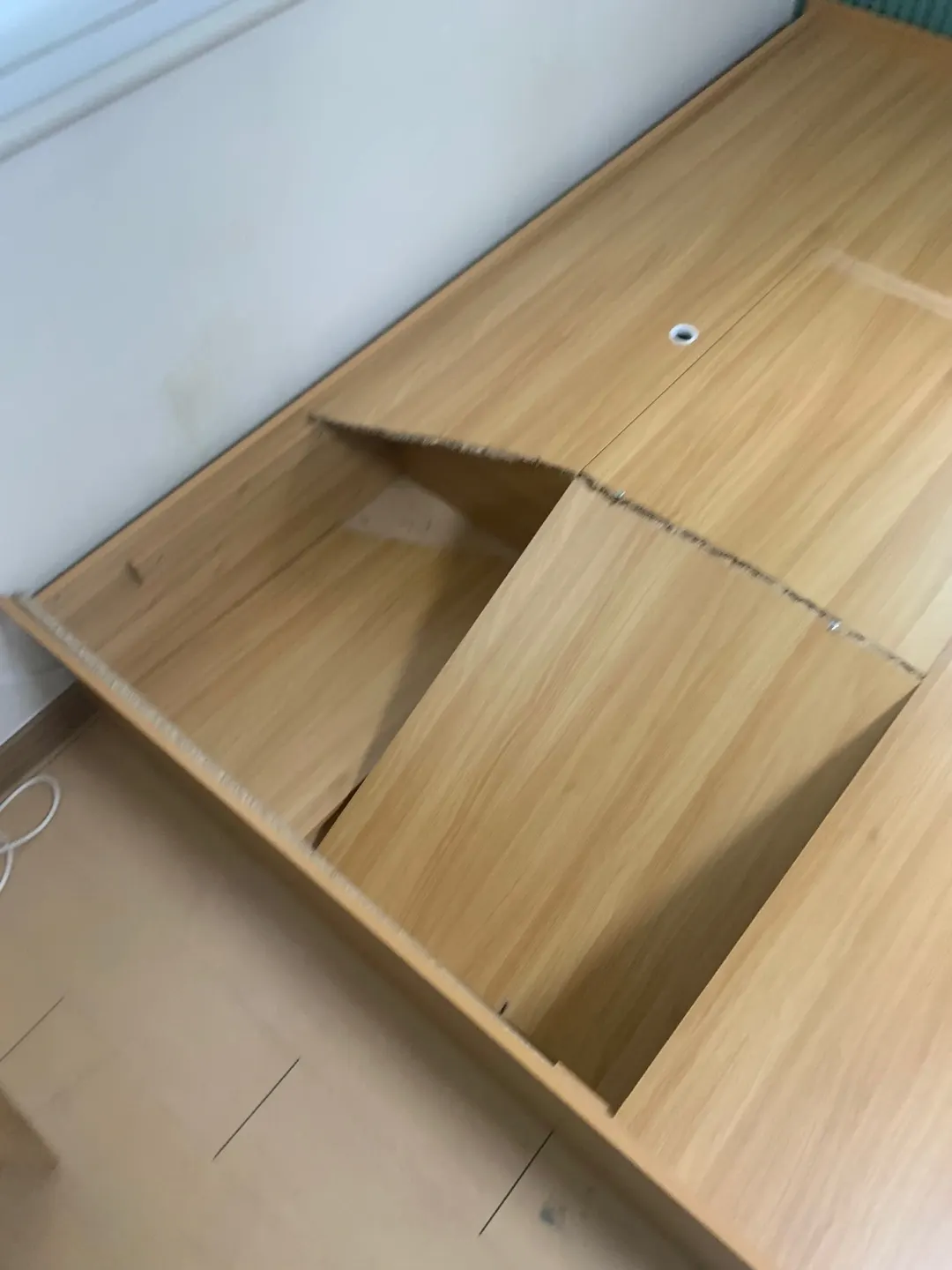 이음 부분이 갈라진 침대 상판