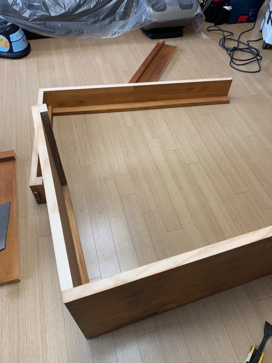 분해 후 샌딩 중인 테이블 상판