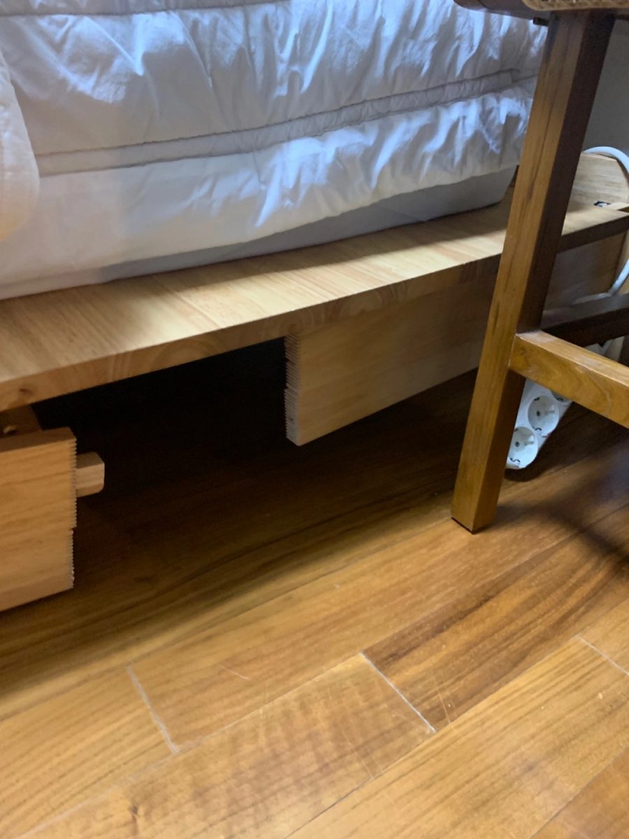 정리 전 지지대와 프레임 사이 틈