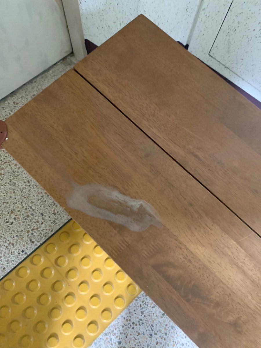 복원 전 얼룩이 남은 벤치 모서리