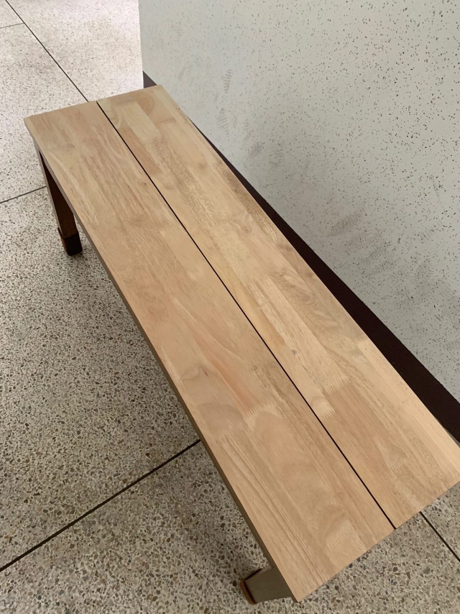 샌딩으로 얼룩을 걷어낸 벤치 표면