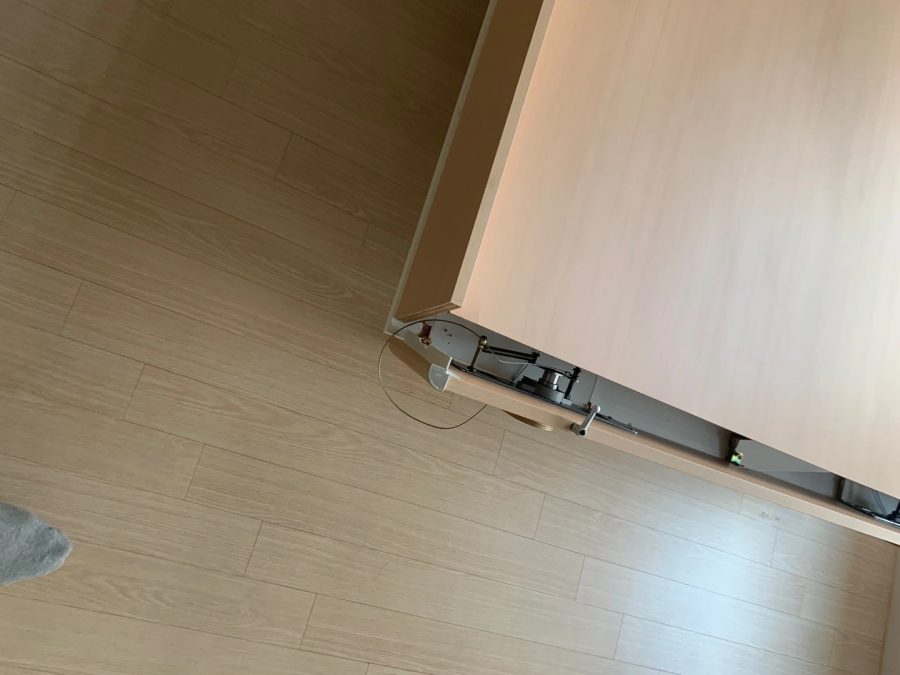 침대 하단 힌지와 지지대 점검