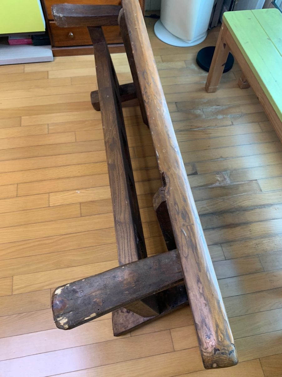 확인 시점 다리가 빠진 원목 가구