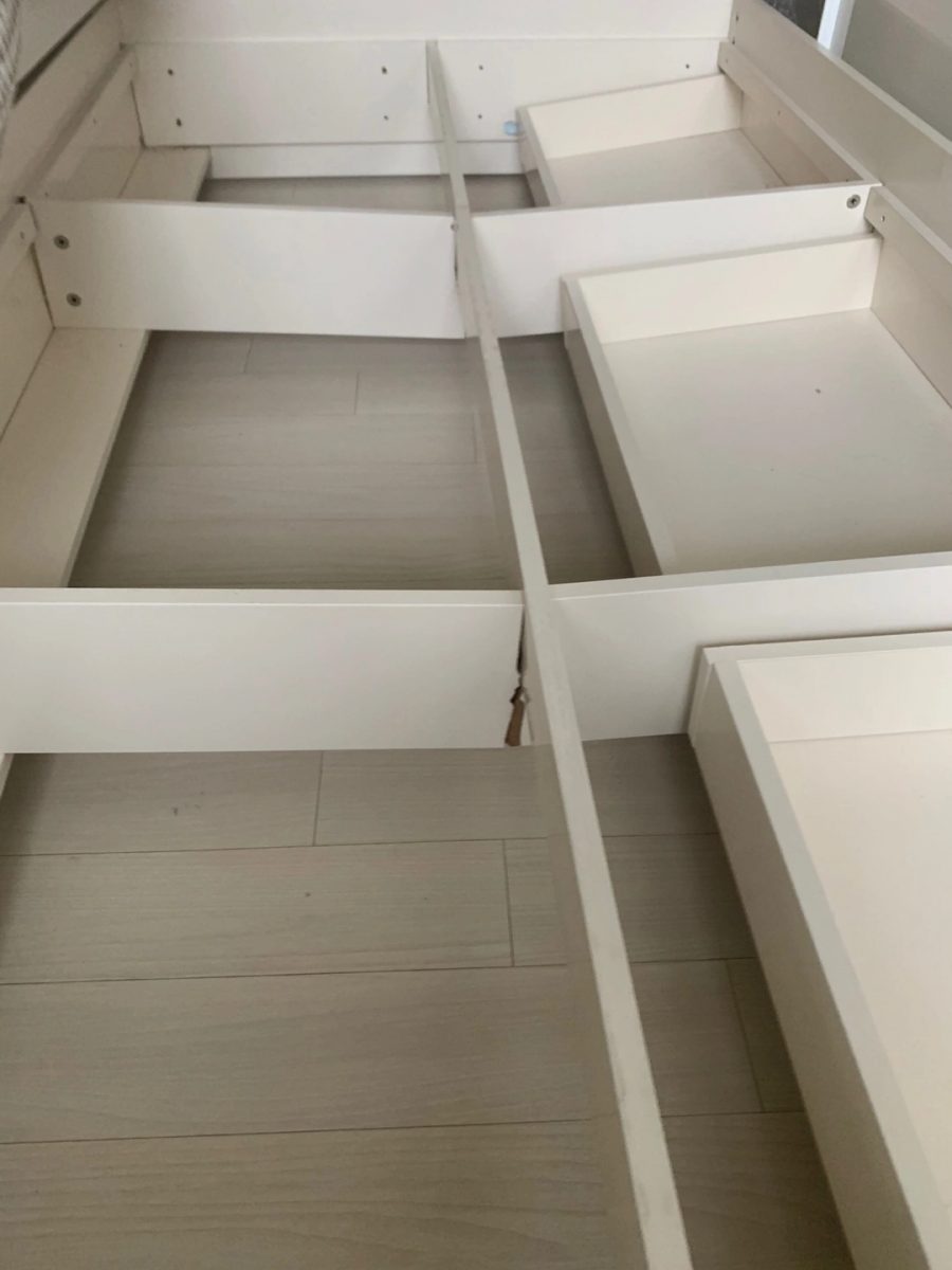 상판을 들어 확인한 내부 지지대 파손
