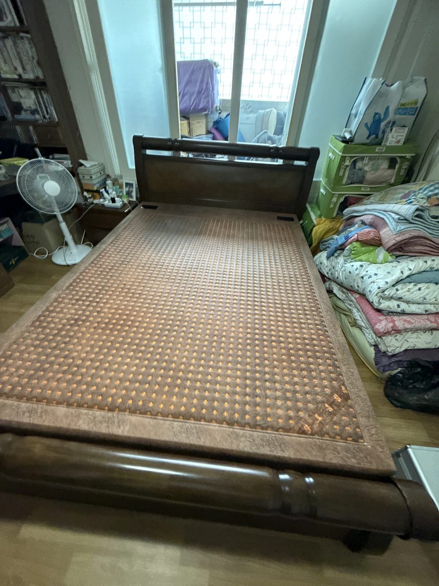 슬랫을 채워 넣고 매트를 올린 침대